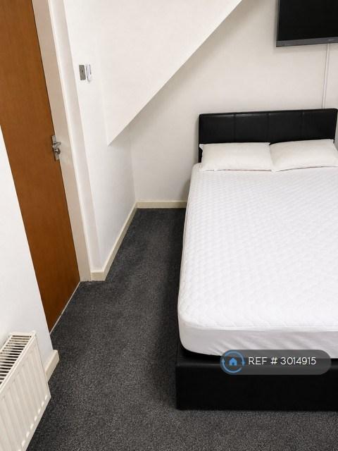 Room Sandybrook Drive in Manchester