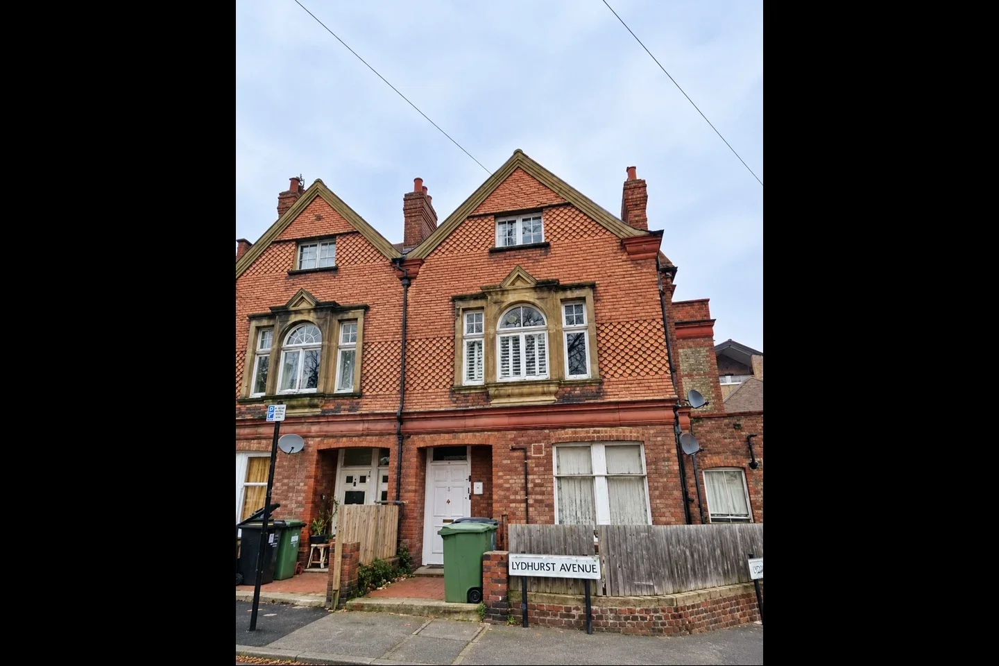 Flat Hillside Passage in Greater London