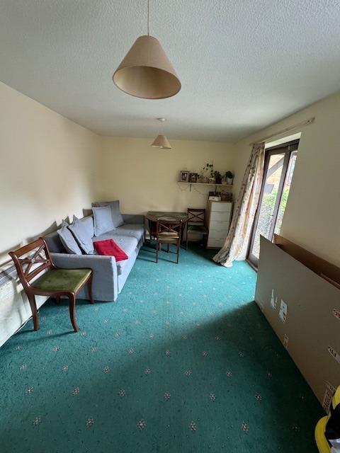 Flat Magpie Close in Greater London