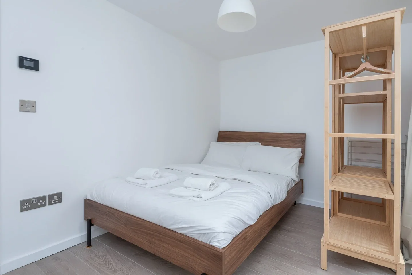 Flat Garratt Lane in Greater London