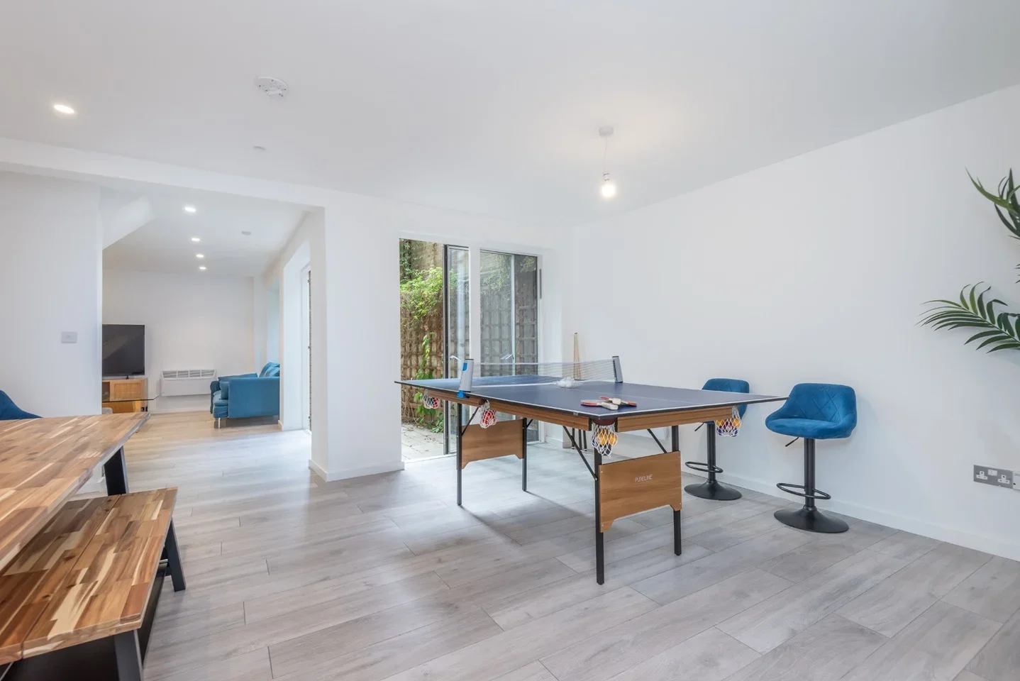 Flat Garratt Lane in Greater London
