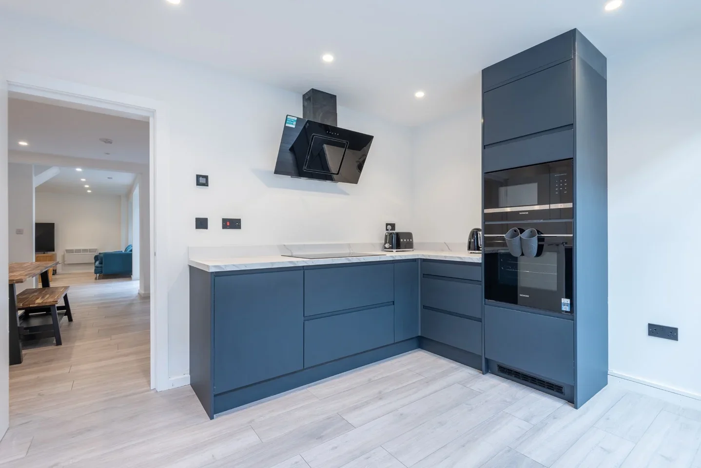 Flat Garratt Lane in Greater London