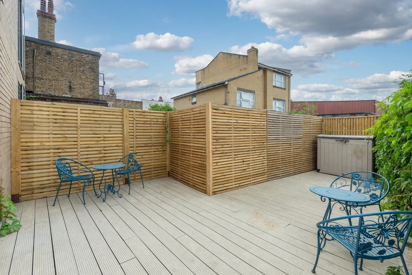 Flat Garratt Lane in Greater London