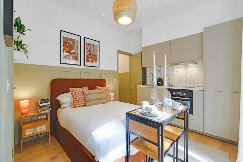 Flat Girdlers Road in Greater London