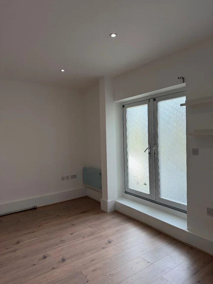 Flat Whymark Avenue in Greater London