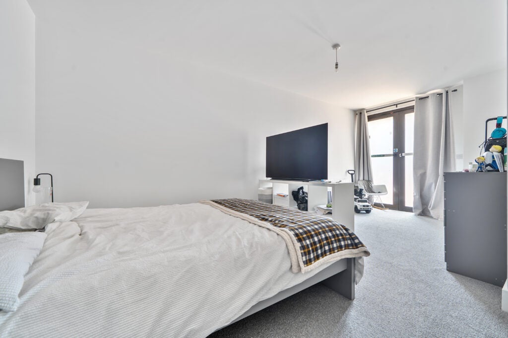 Flat Weyside Park in Waverley