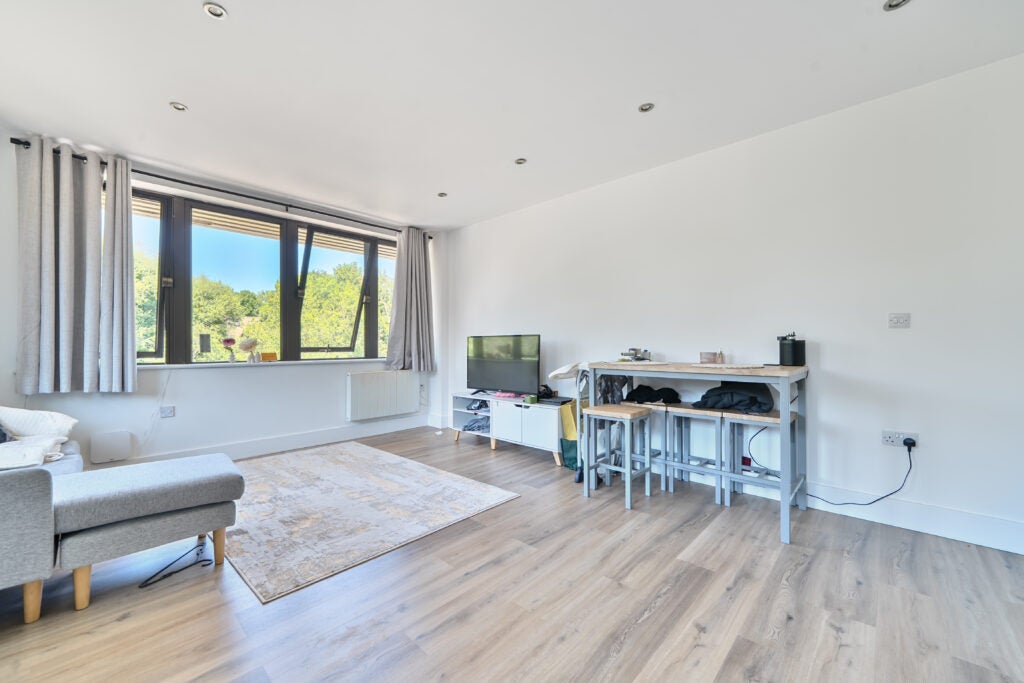 Flat Weyside Park in Waverley