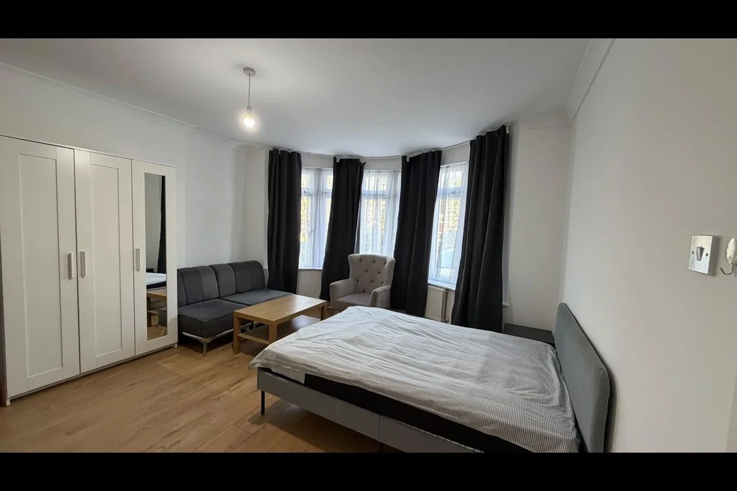 Flat Imperial Drive in Greater London