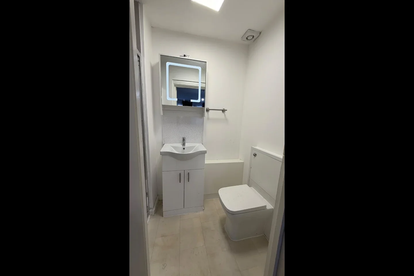 Flat Imperial Drive in Greater London