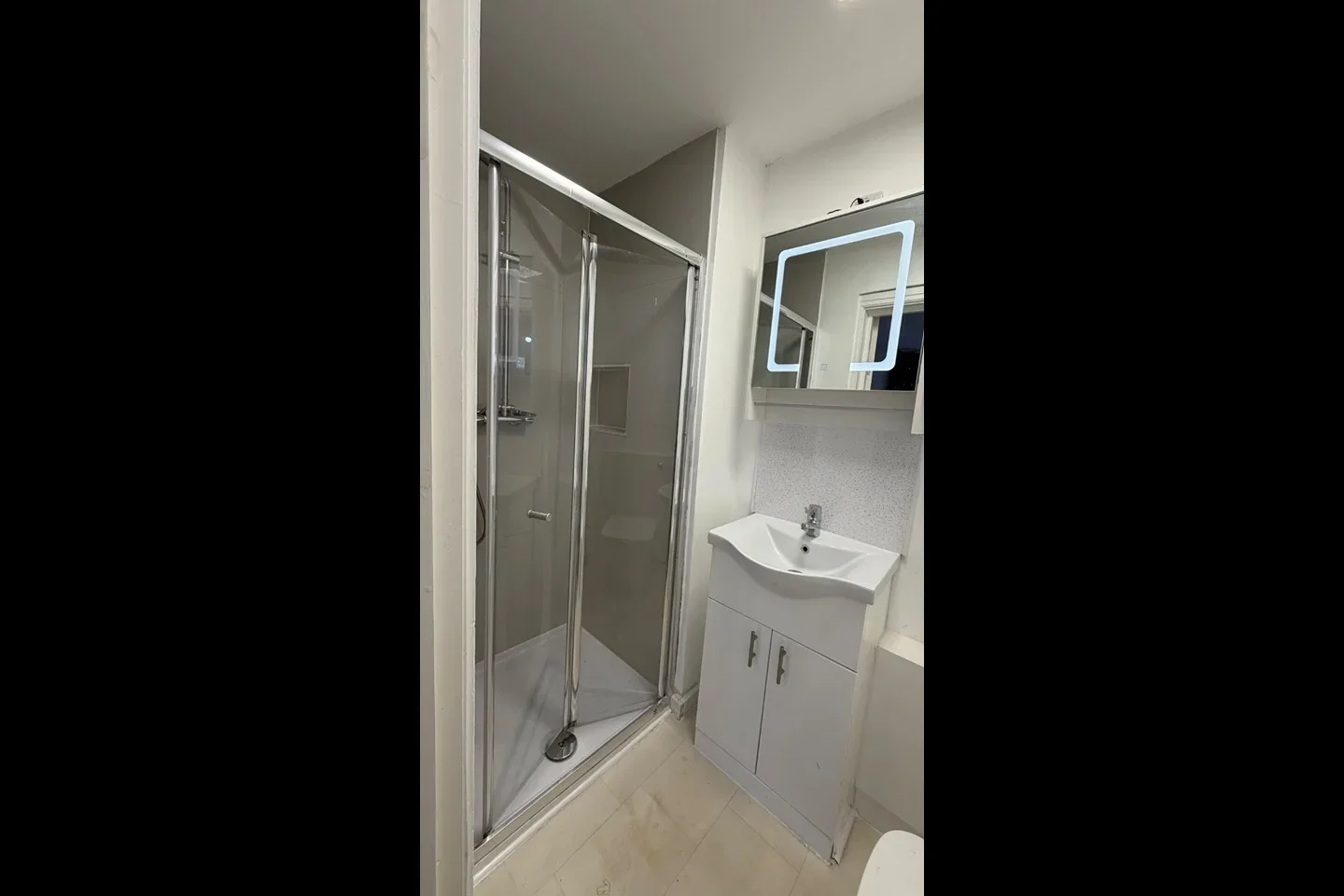 Flat Imperial Drive in Greater London