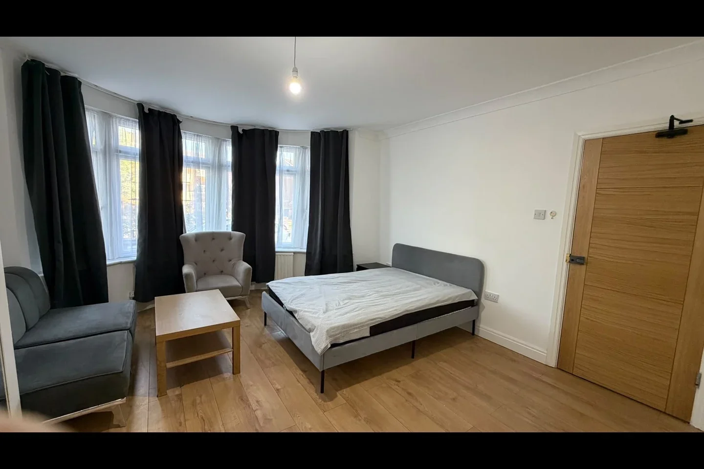 Flat Imperial Drive in Greater London