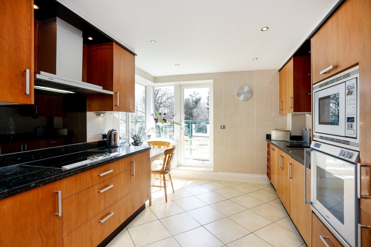 Flat Strand Drive in Greater London