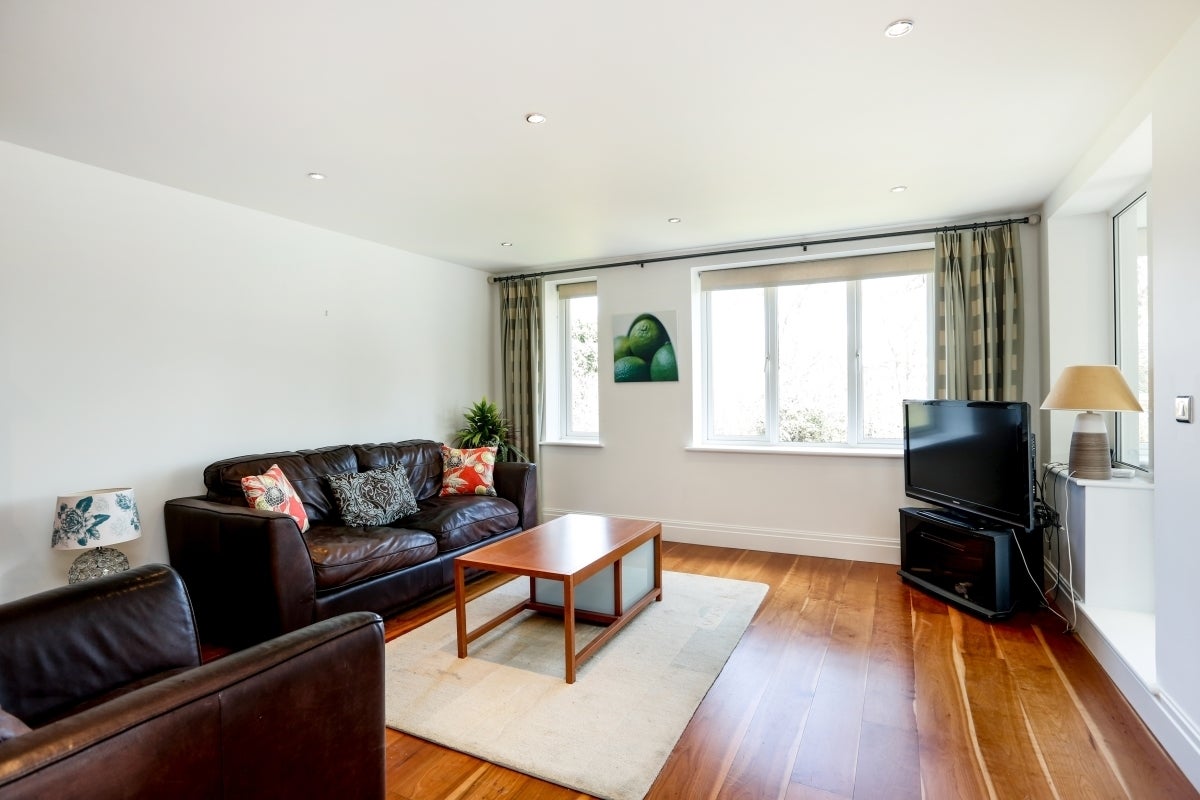 Flat Strand Drive in Greater London