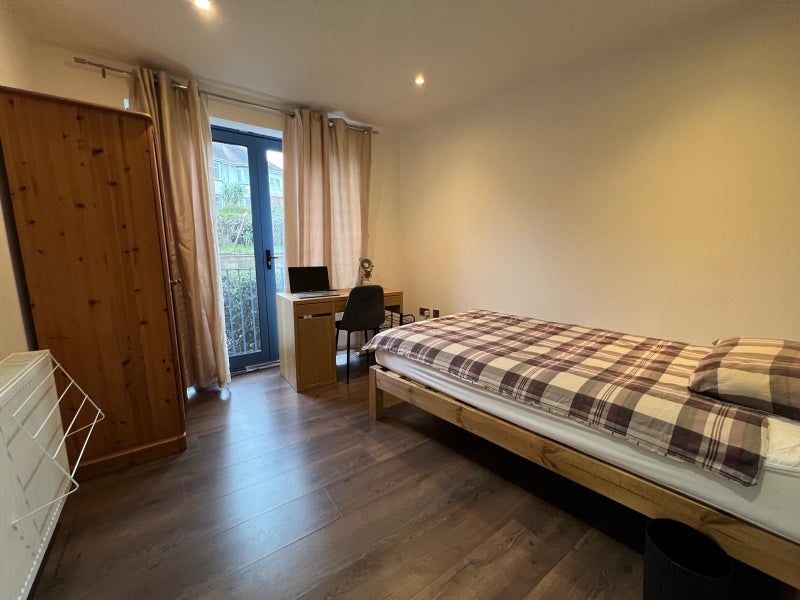 Room Clive Road in Redditch