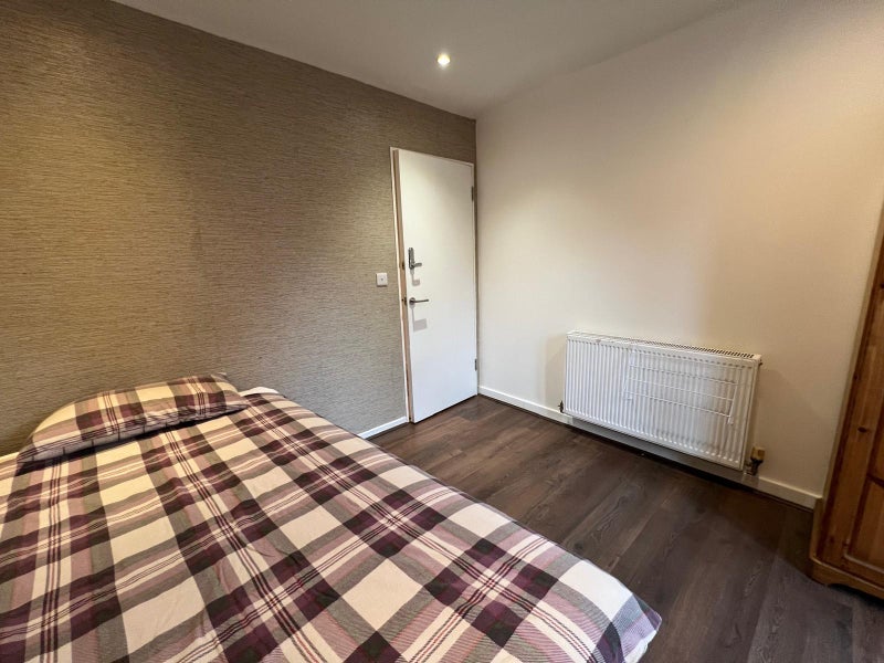 Room Clive Road in Redditch