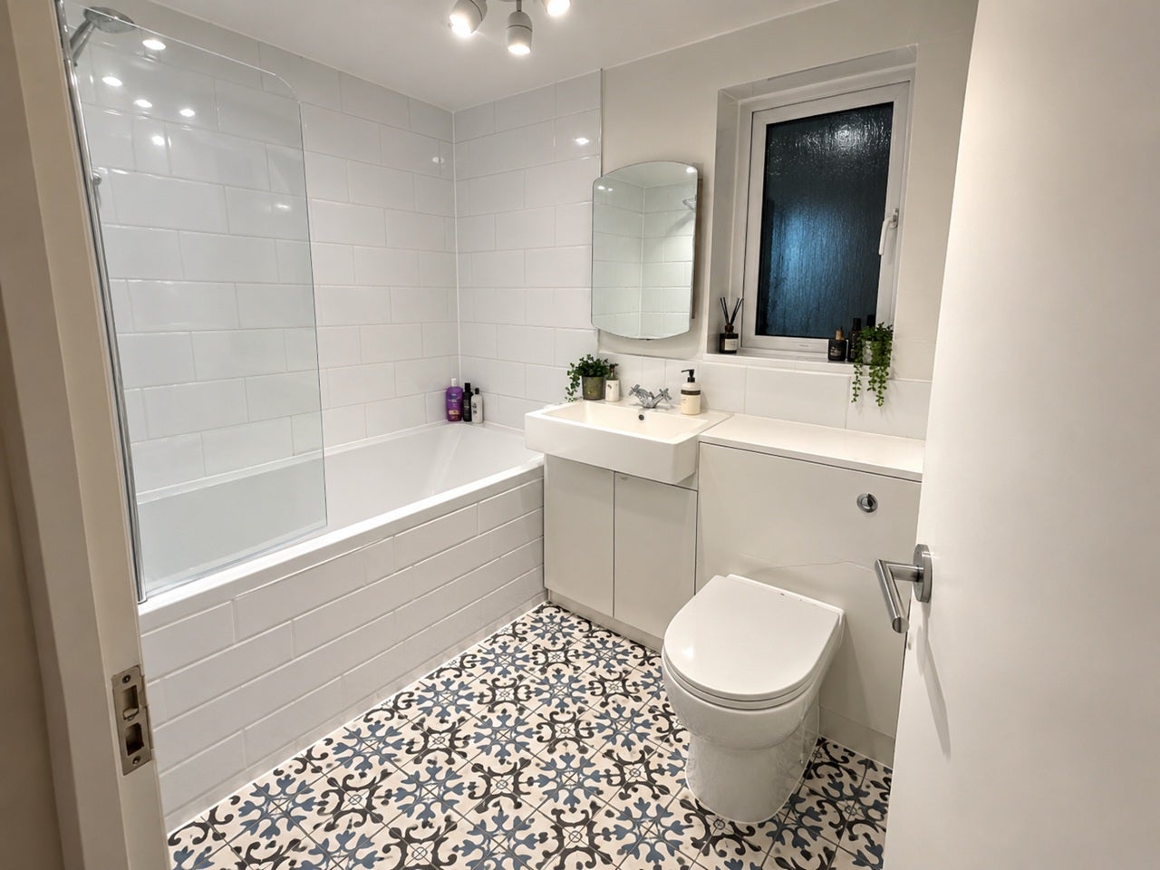 Flat Victoria Way in Greater London
