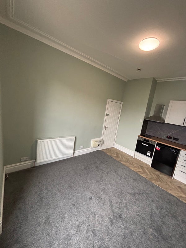 Room Elliston Road in Bristol