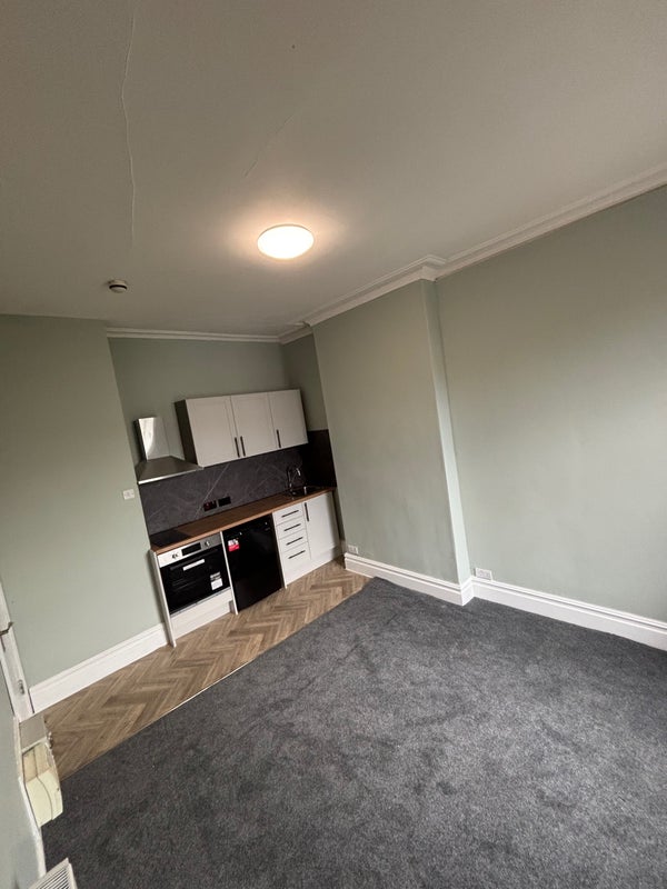 Room Elliston Road in Bristol