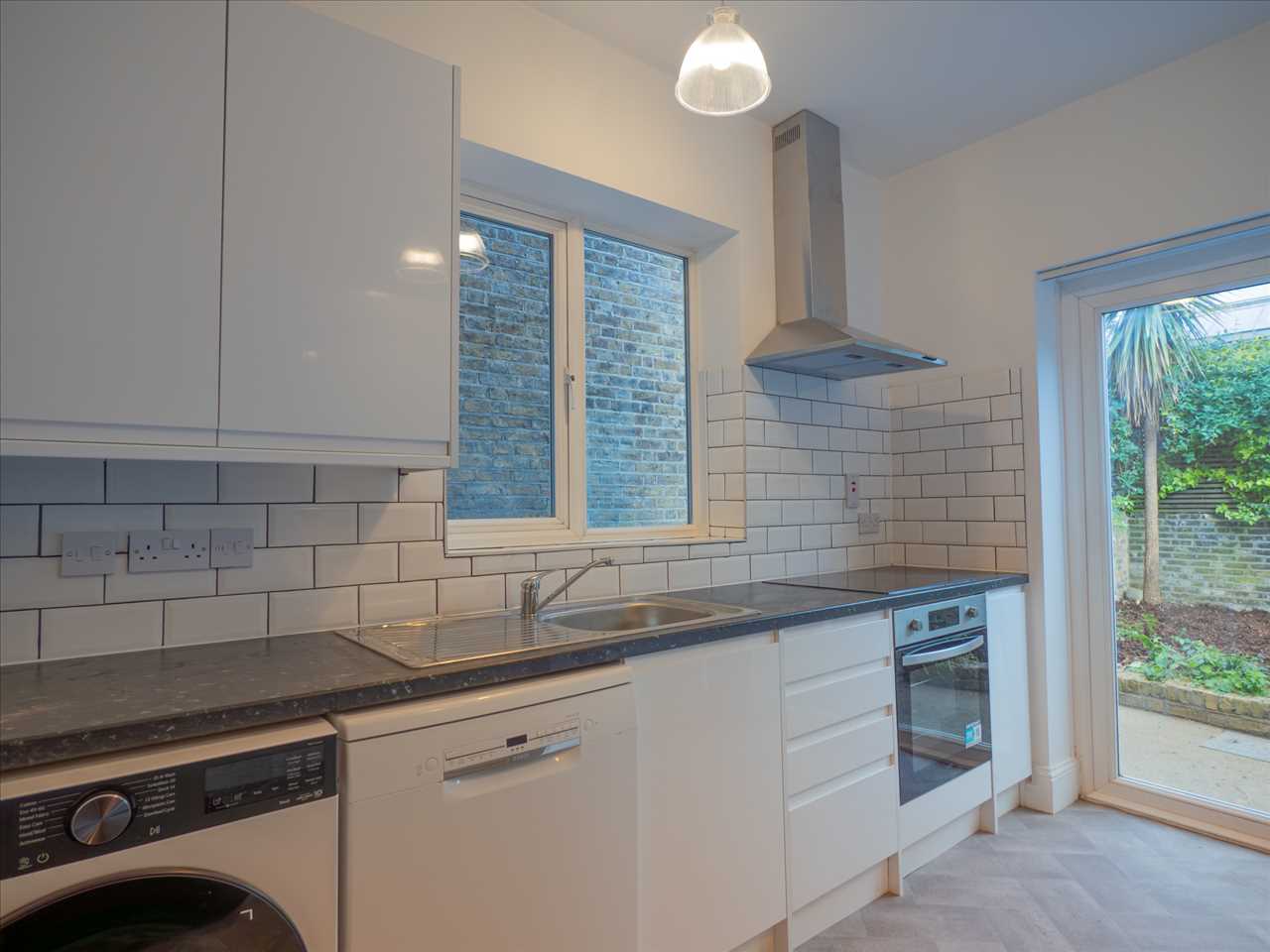 Flat Wilton Way in Greater London