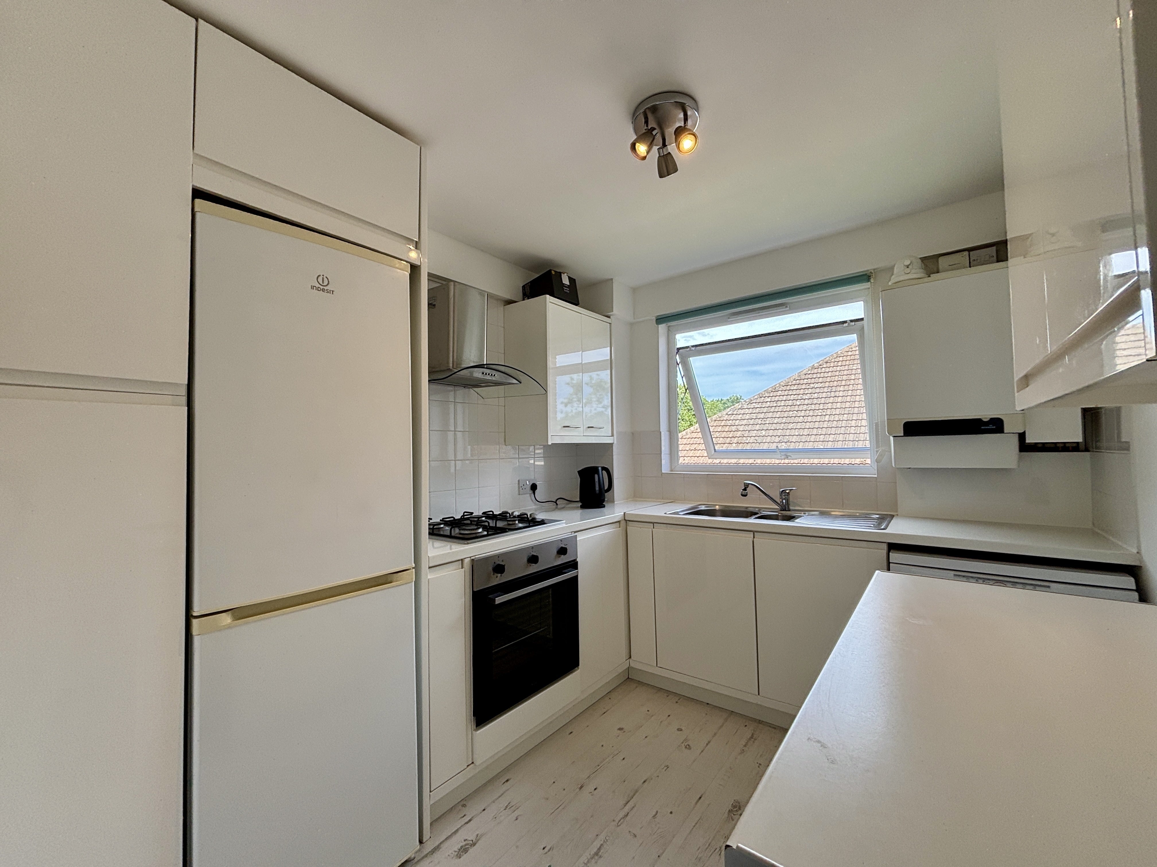 Flat Albemarle Road in Greater London