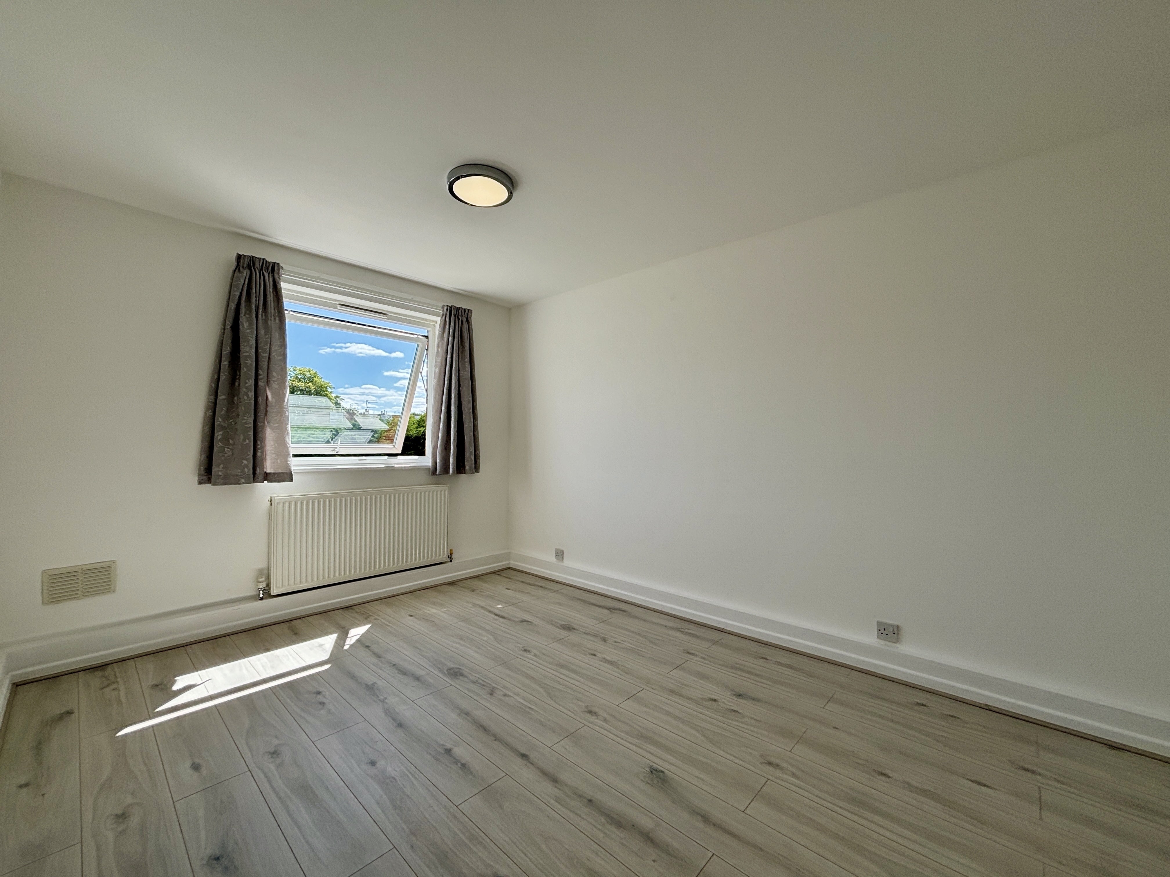 Flat Albemarle Road in Greater London