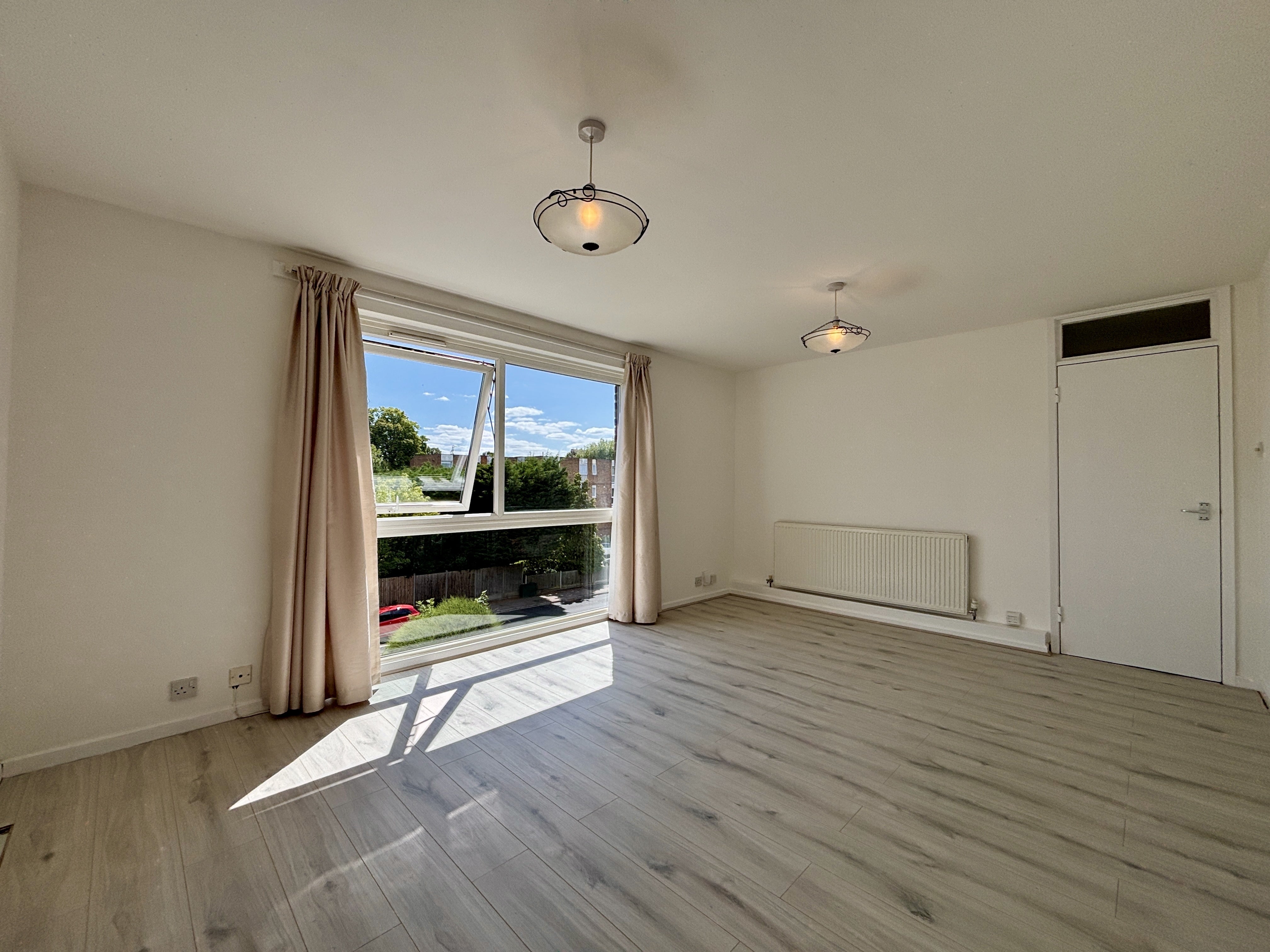 Flat Albemarle Road in Greater London