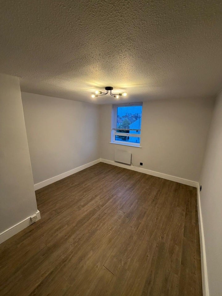 Flat Bensham Lane in Greater London