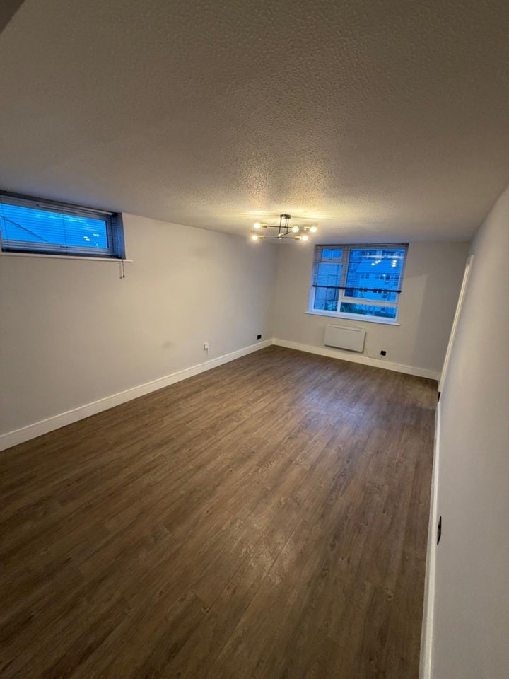 Flat Bensham Lane in Greater London