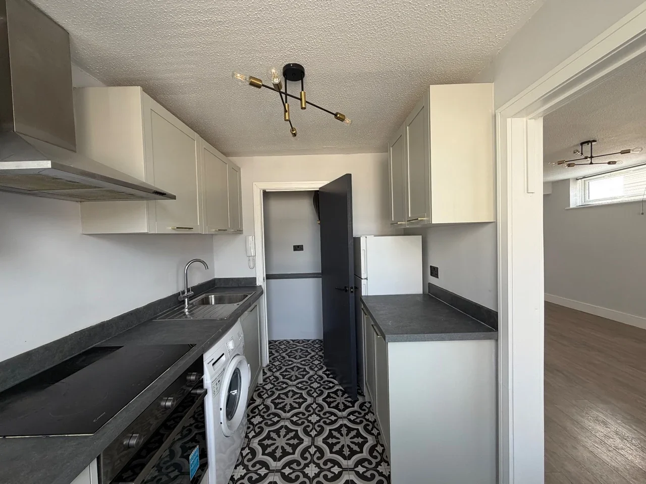 Flat Bensham Lane in Greater London