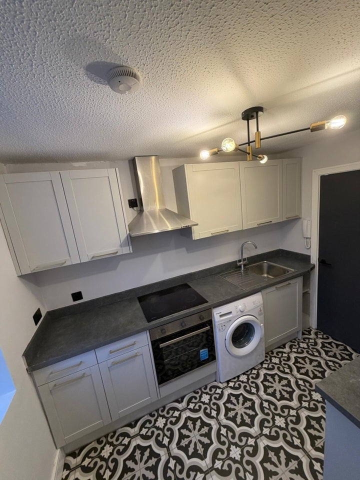 Flat Bensham Lane in Greater London