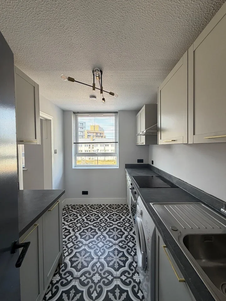 Flat Bensham Lane in Greater London