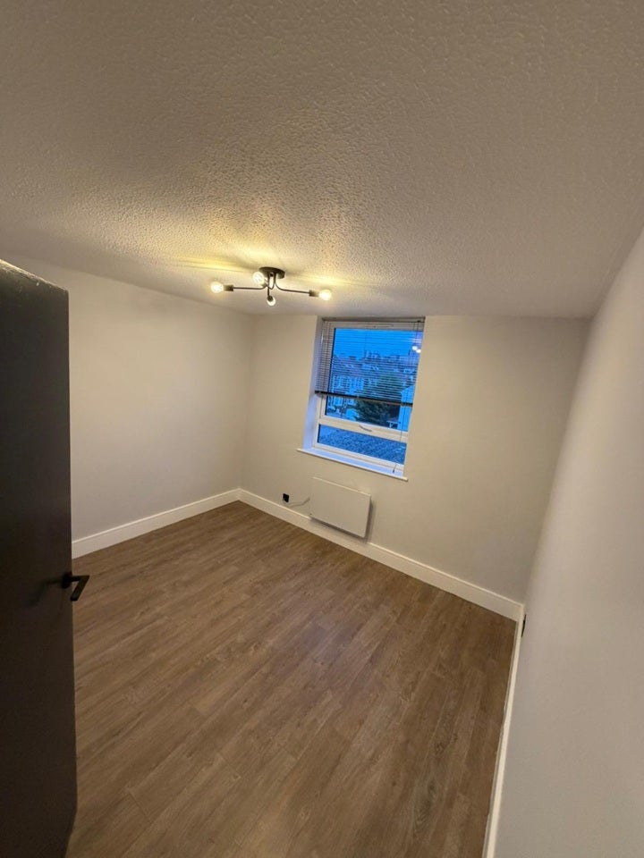Flat Bensham Lane in Greater London