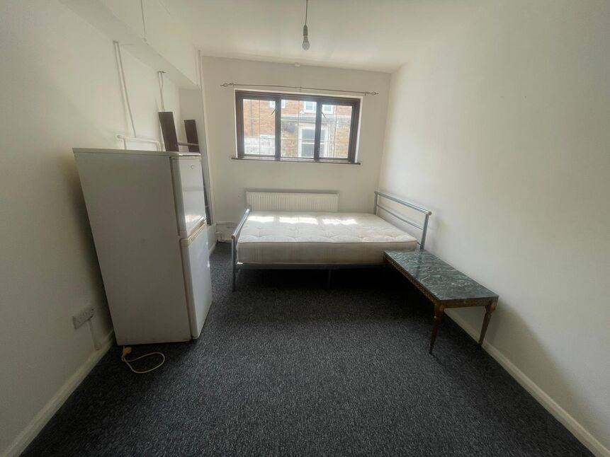 Flat Chesterton Road in Greater London