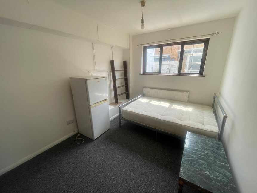 Flat Chesterton Road in Greater London