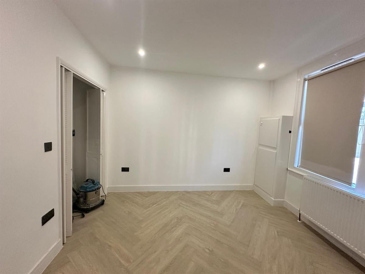 Room Roxborough Road in Greater London