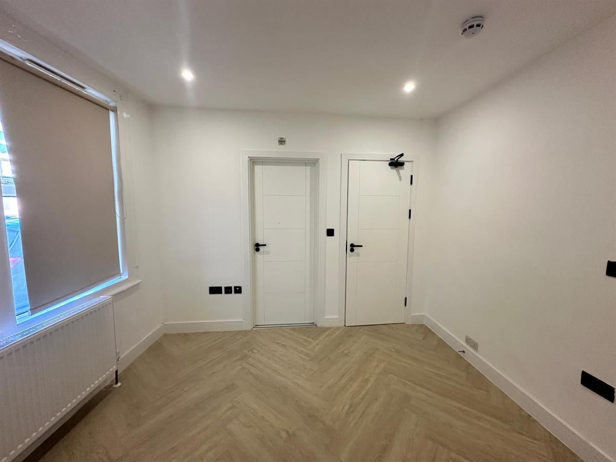 Room Roxborough Road in Greater London