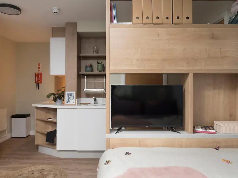 Flat Settles Street in Greater London