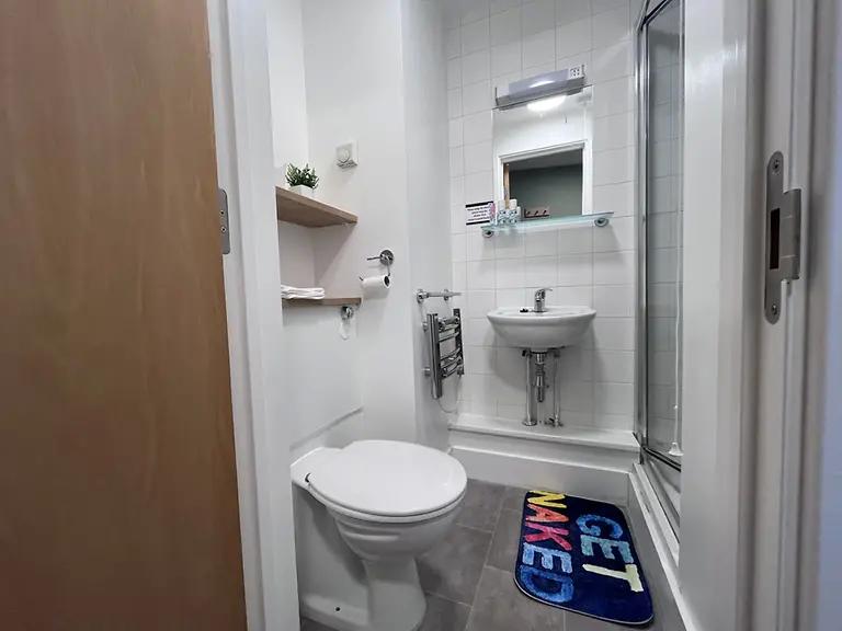 Flat Settles Street in Greater London