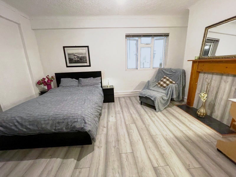 Flat Bronti Close in Greater London