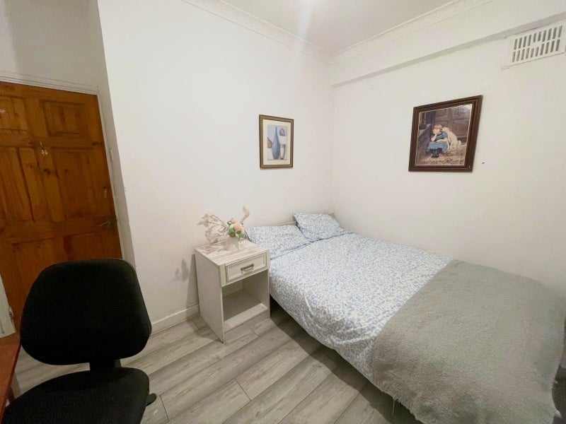 Flat Bronti Close in Greater London