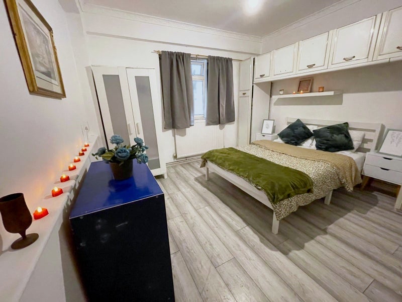 Flat Bronti Close in Greater London