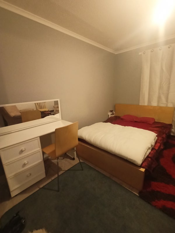 Room North Luton Place in Cardiff