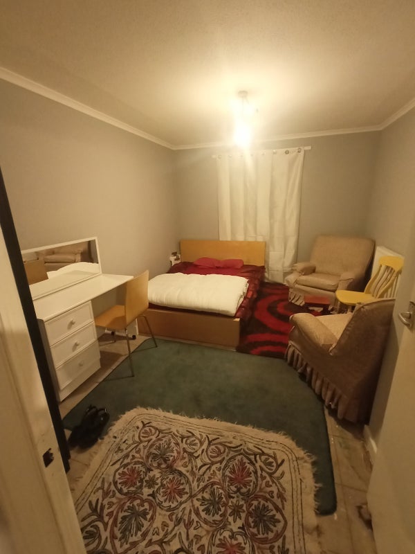 Room North Luton Place in Cardiff