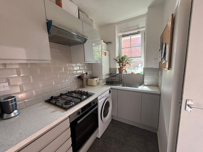 Room Pembury Road in Greater London