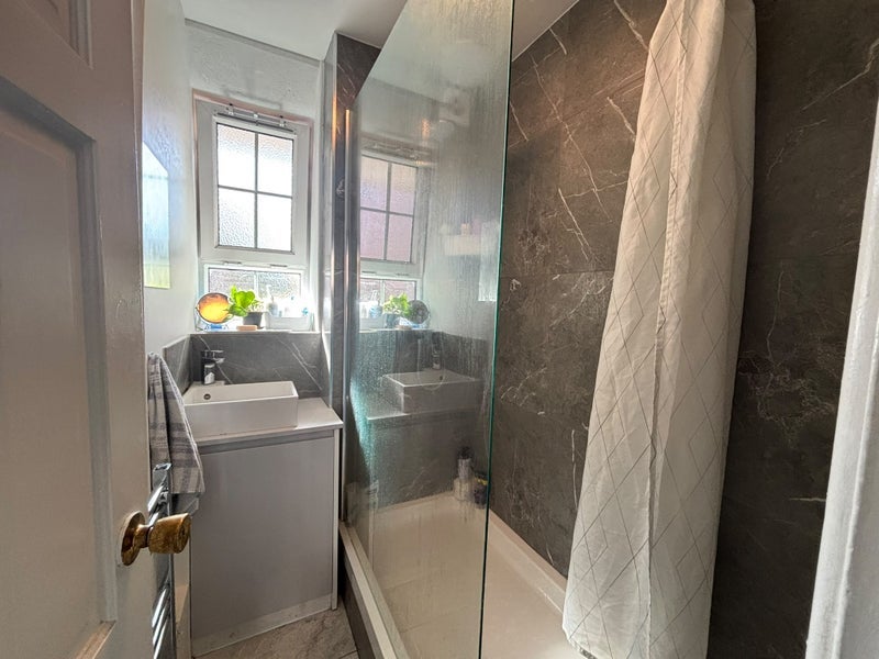 Room Pembury Road in Greater London