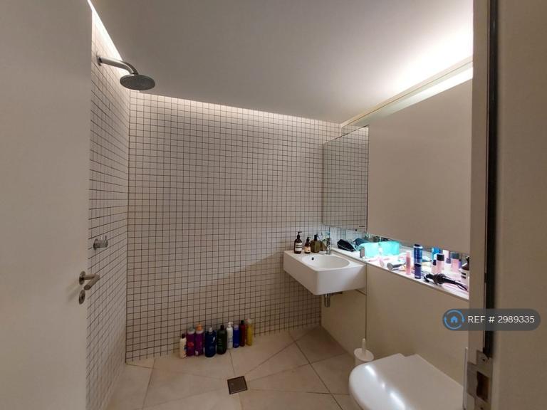 Room Green Walk in Greater London