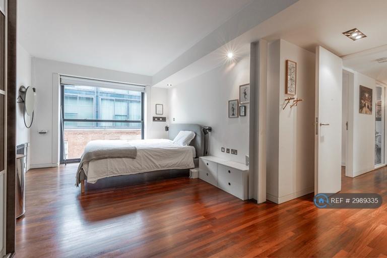 Room Green Walk in Greater London