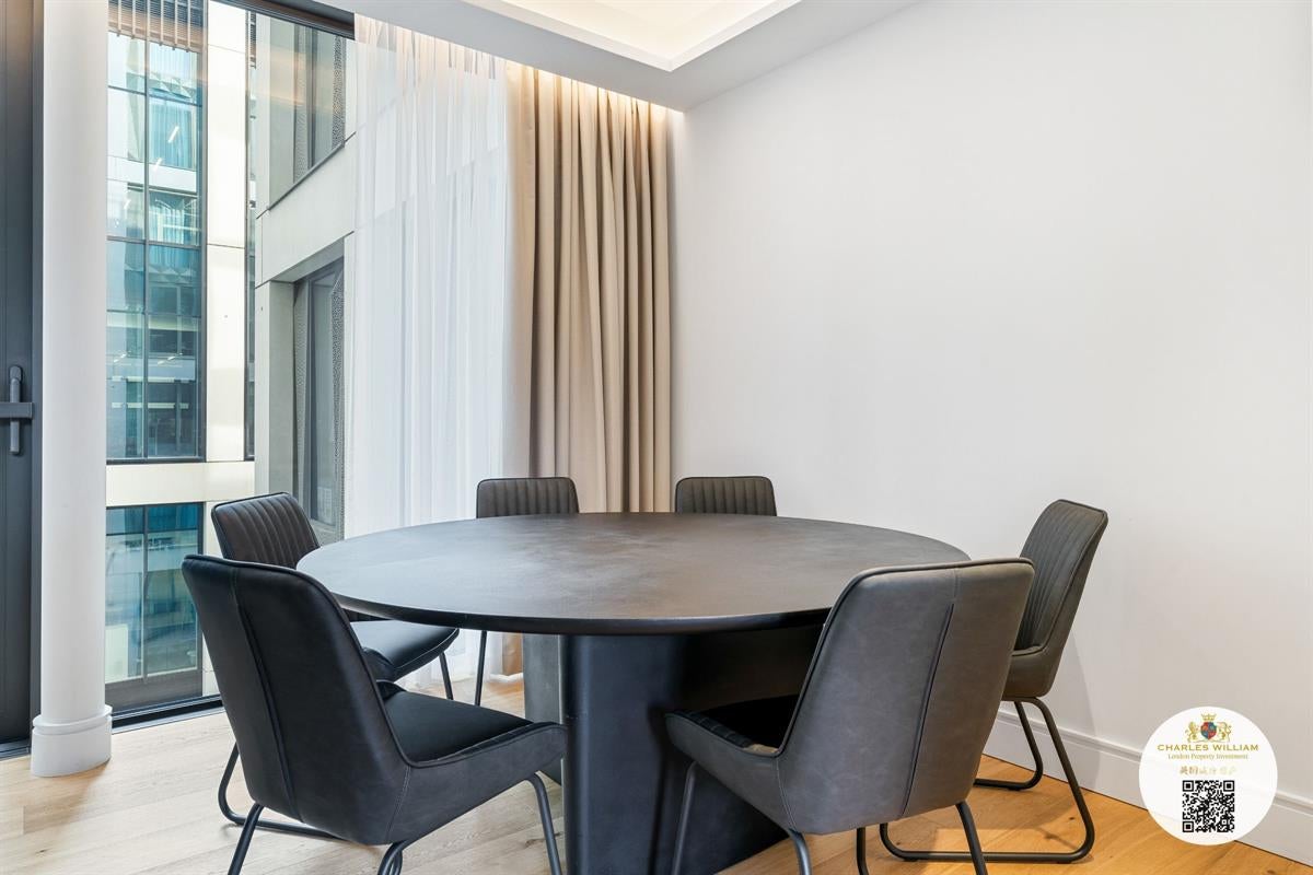 Flat Belvedere Road in Greater London