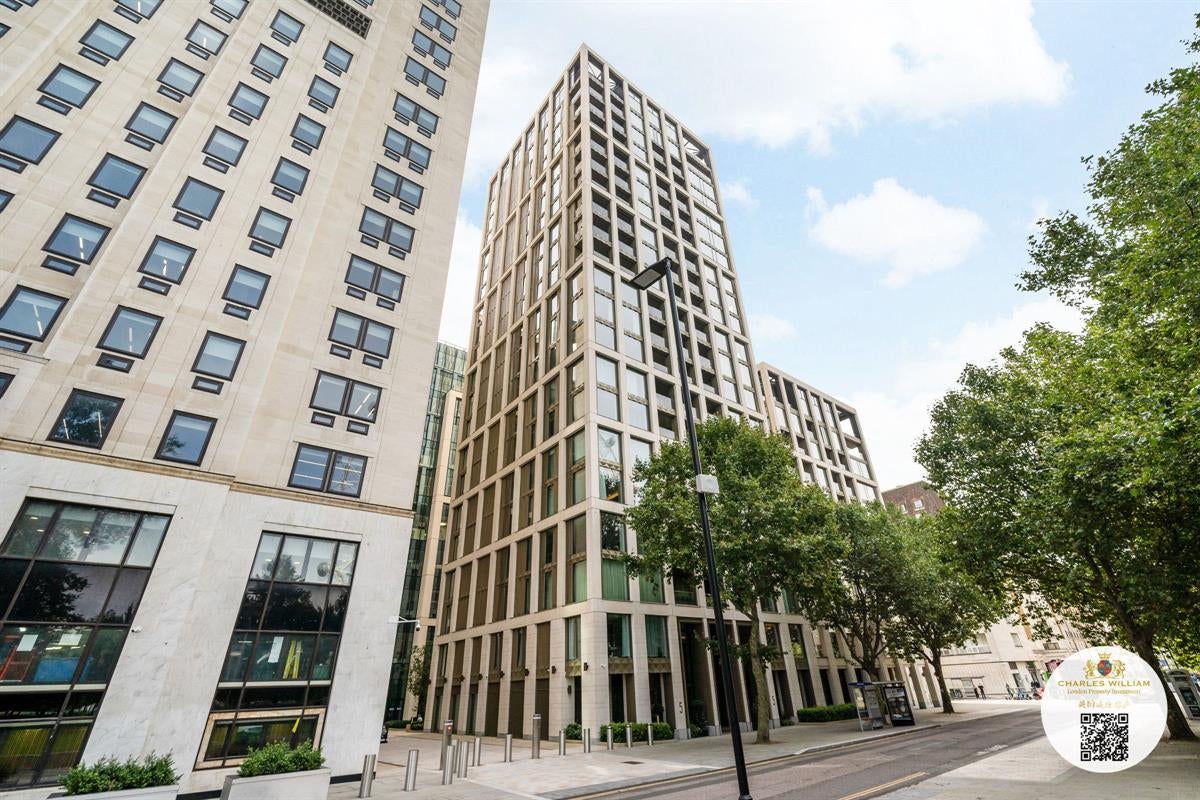 Flat Belvedere Road in Greater London