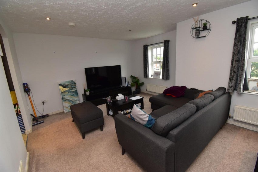Flat Purser Drive in Warwick